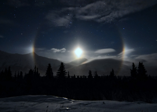 Illustration for article titled A ring of illuminated ice crystals encircle an Alaskan moon